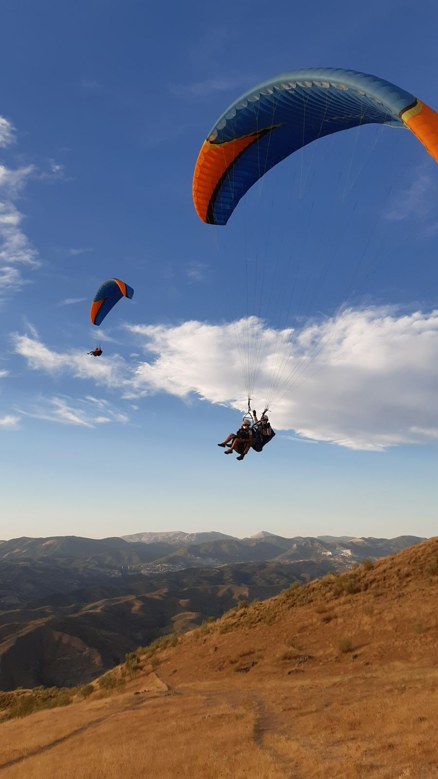 Dos parapentes biplaza sobrevolando Granada