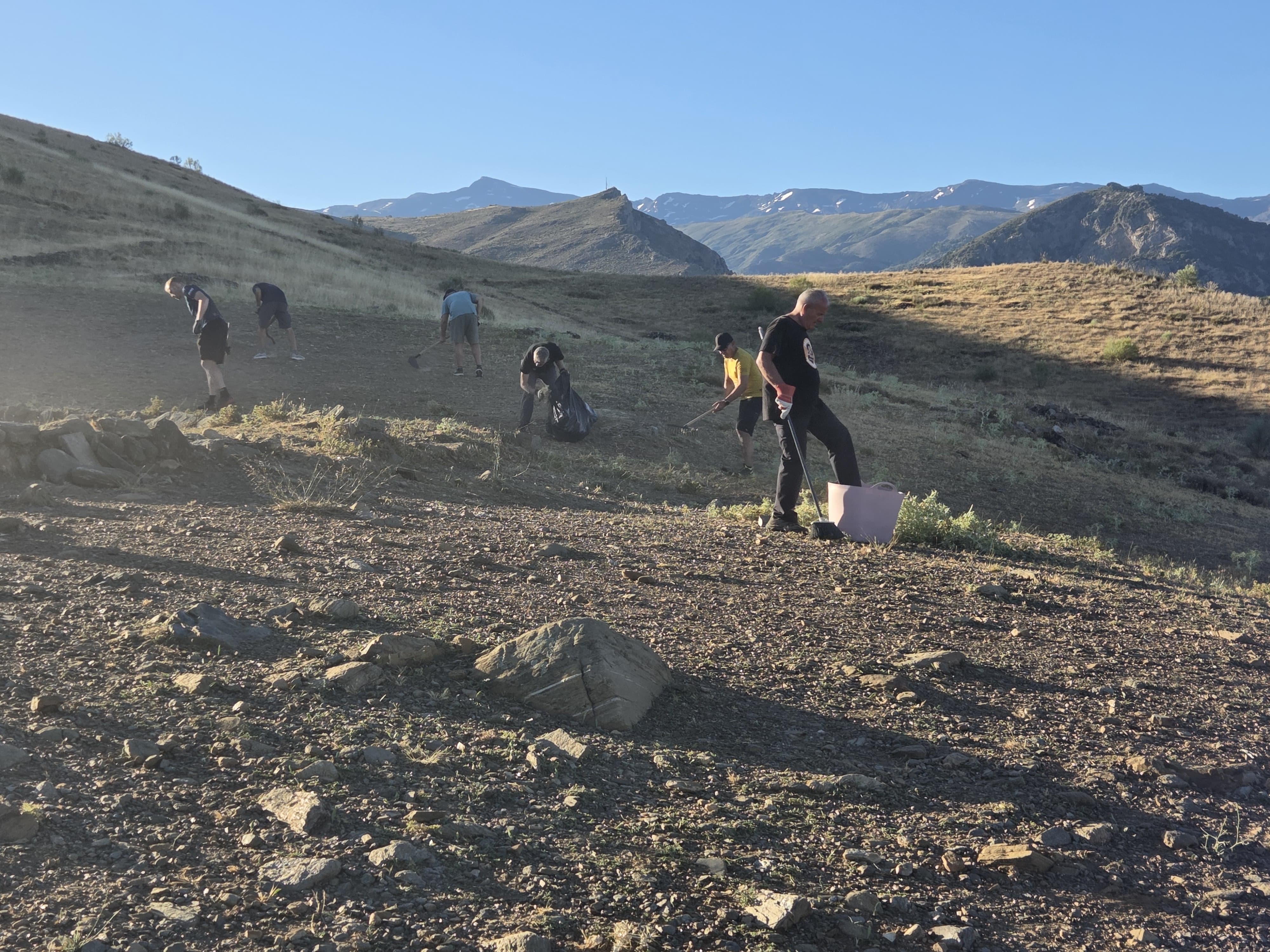 Socios del Club Draco realizando labores de mantenimiento en el despegue del Cerro de los Majojos