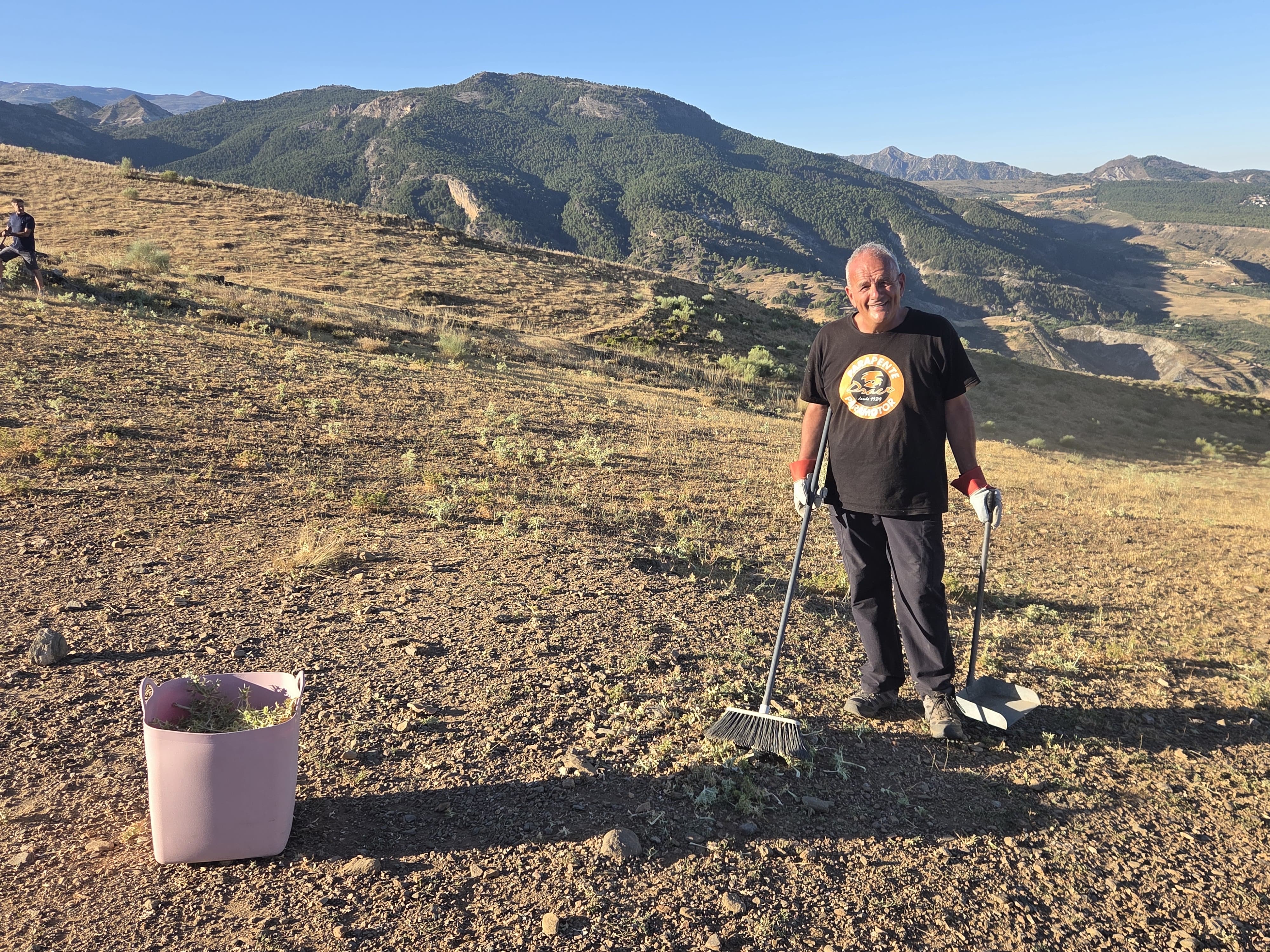Voluntarios del Club Draco durante una jornada de mantenimiento