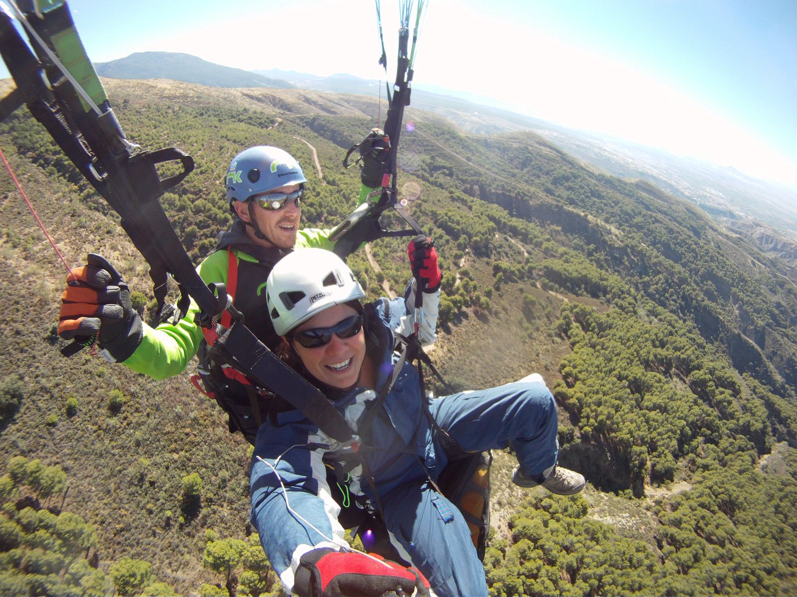 Pasajero disfrutando de un vuelo en parapente biplaza